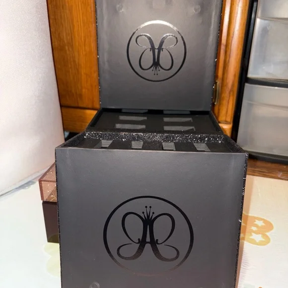 RAREAnastasia Beverly Hills Black Glitter Pyramid glitters Pr box